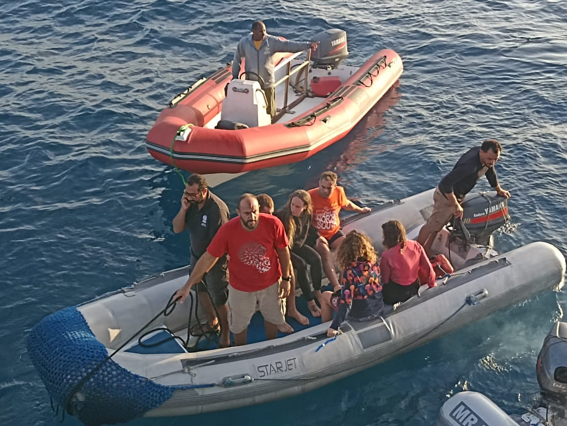 القوات البحرية تشارك فى إنقاذ عدد من الأفراد بنطاق البحر الأحمر.. صور 2 القوات البحرية تشارك فى إنقاذ عدد من الأفراد بنطاق البحر الأحمر.. صور