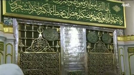 ما حكم الصلاة في الروضة الشريفة خلال أوقات الكراهة المنصوص عليها شرعا؟