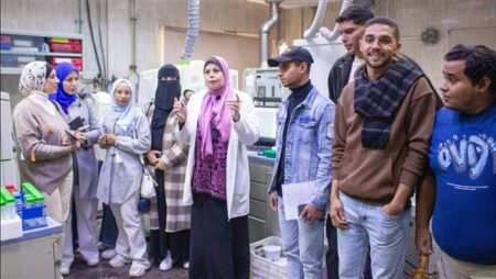 طلاب زراعة الفيوم في زيارة علمية للمركزي لمتبقيات المبيدات