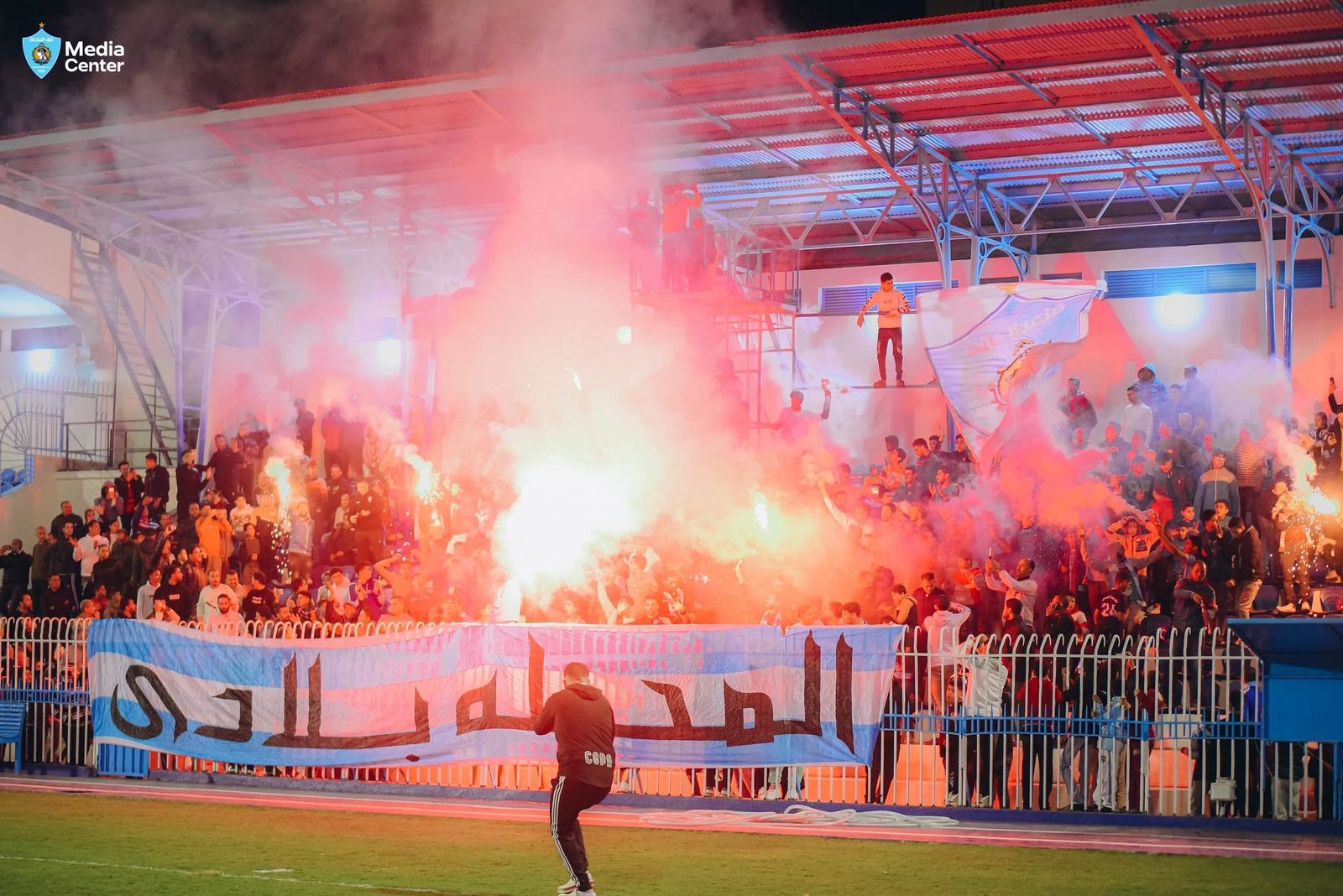 بالشماريخ.. الجماهير تشعل أجواء تدريب غزل المحلة قبل مواجهة الزمالك (صور) 3 بالشماريخ.. الجماهير تشعل أجواء تدريب غزل المحلة قبل مواجهة الزمالك (صور)