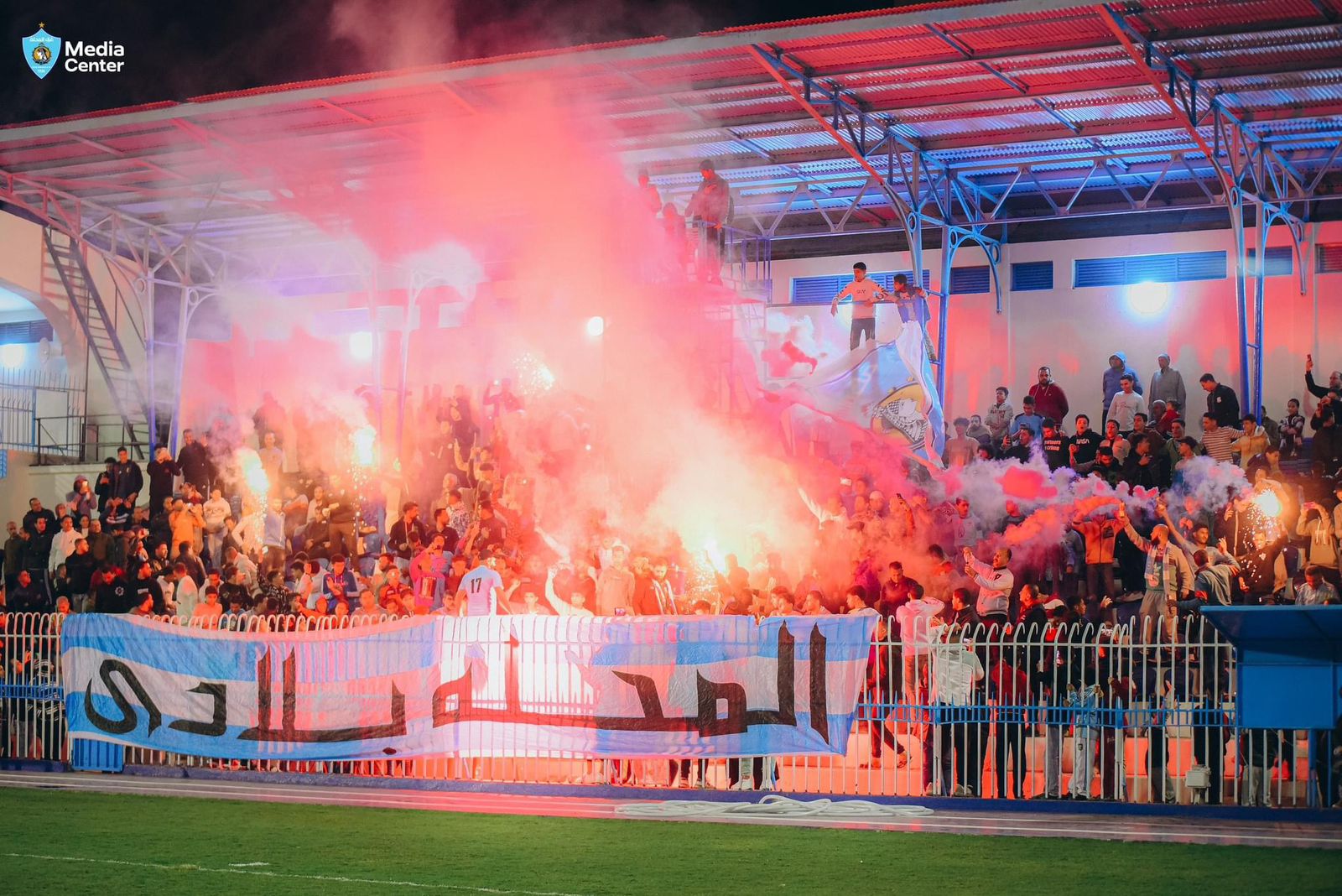 بالشماريخ.. الجماهير تشعل أجواء تدريب غزل المحلة قبل مواجهة الزمالك (صور) 4 بالشماريخ.. الجماهير تشعل أجواء تدريب غزل المحلة قبل مواجهة الزمالك (صور)