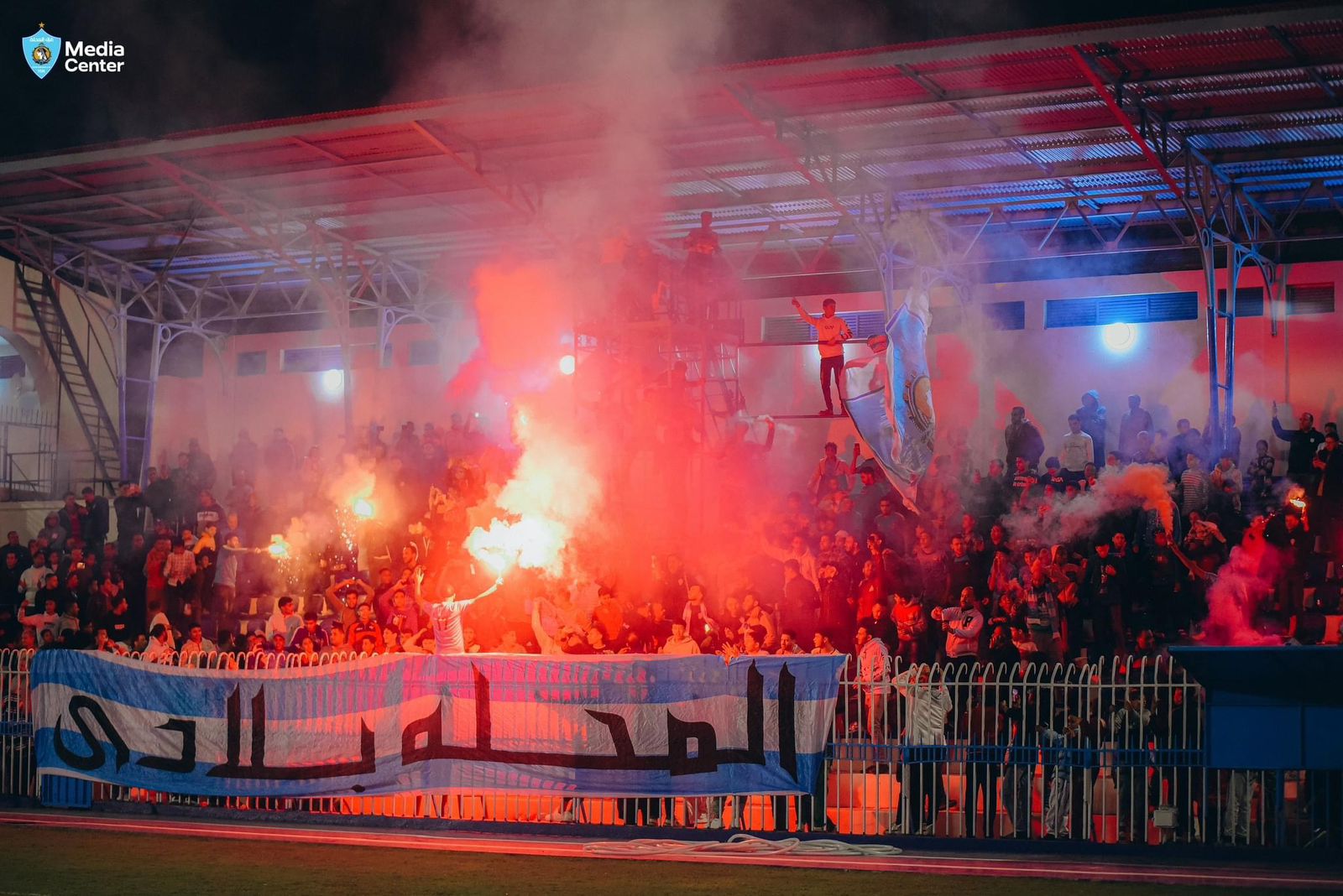بالشماريخ.. الجماهير تشعل أجواء تدريب غزل المحلة قبل مواجهة الزمالك (صور) 2 بالشماريخ.. الجماهير تشعل أجواء تدريب غزل المحلة قبل مواجهة الزمالك (صور)