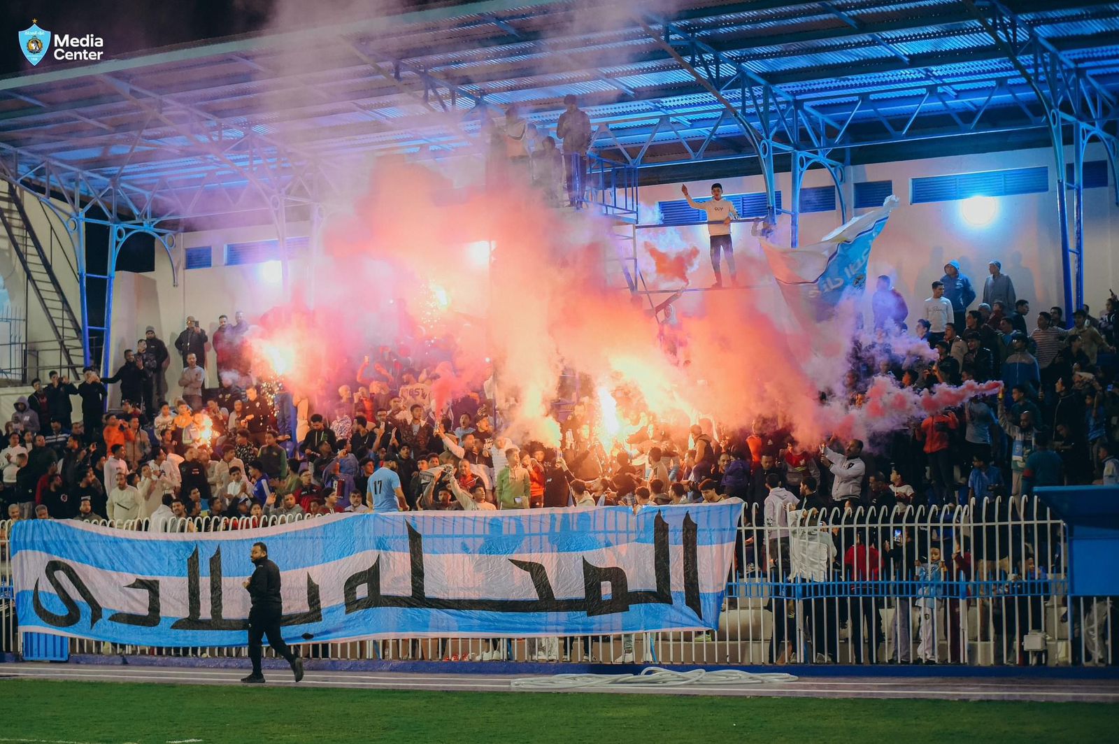 بالشماريخ.. الجماهير تشعل أجواء تدريب غزل المحلة قبل مواجهة الزمالك (صور) 5 بالشماريخ.. الجماهير تشعل أجواء تدريب غزل المحلة قبل مواجهة الزمالك (صور)