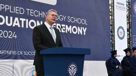 وزيرا البترول والتعليم يشهدان تخرج الدفعة الأولى من خريجى مدرسة ظٌهر للتكنولوجيا التطبيقية