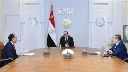 تفاصيل اجتماع السيسي مع رئيس مجلس الوزراء ومحافظ البنك المركزي.. فيديو