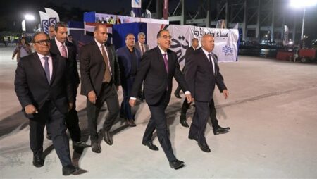 رئيس الوزراء يتفقد الأوناش العملاقة بمحطة حاويات " مصر24 1" بميناء دمياط