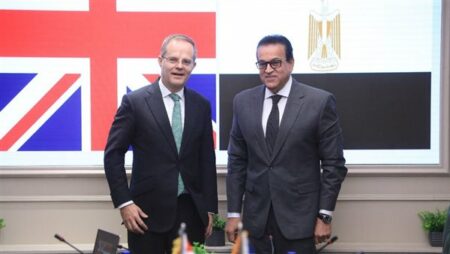 وزير الصحة يبحث تعزيز التعاون الصحي مع السفير الإنجليزي بالقاهرة