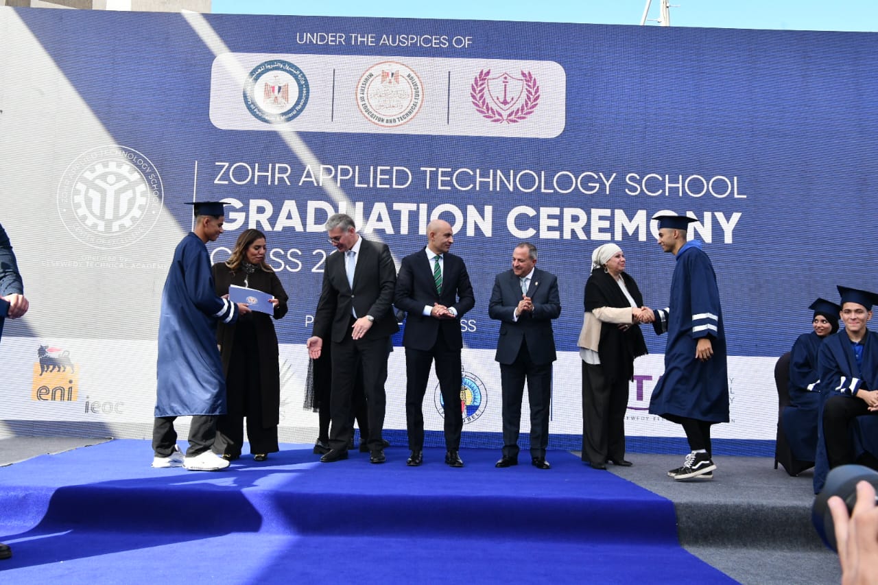 وزيرا البترول والتعليم يشهدان تخرج الدفعة الأولى من خريجى مدرسة ظٌهر للتكنولوجيا التطبيقية 15 وزيرا البترول والتعليم يشهدان تخرج الدفعة الأولى من خريجى مدرسة ظٌهر للتكنولوجيا التطبيقية
