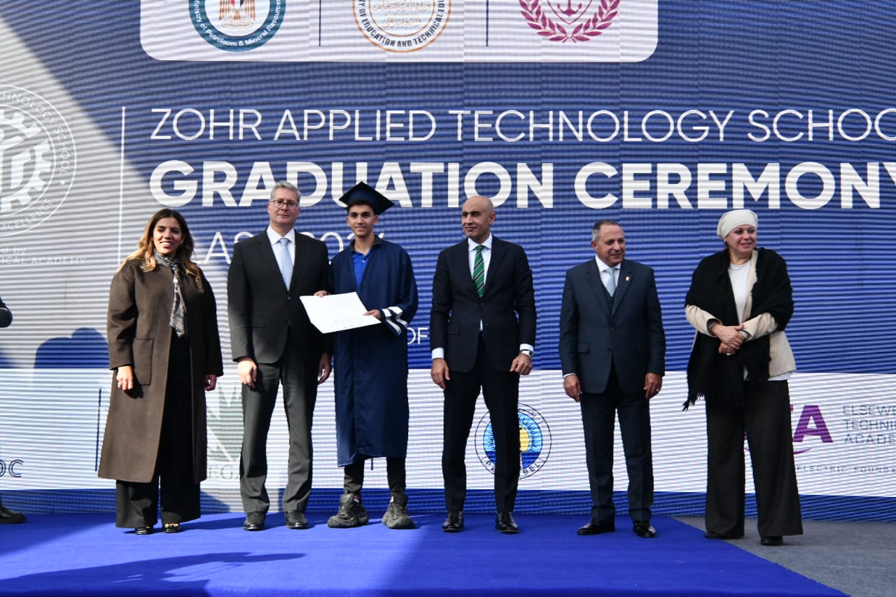 وزيرا البترول والتعليم يشهدان تخرج الدفعة الأولى من خريجى مدرسة ظٌهر للتكنولوجيا التطبيقية 11 وزيرا البترول والتعليم يشهدان تخرج الدفعة الأولى من خريجى مدرسة ظٌهر للتكنولوجيا التطبيقية