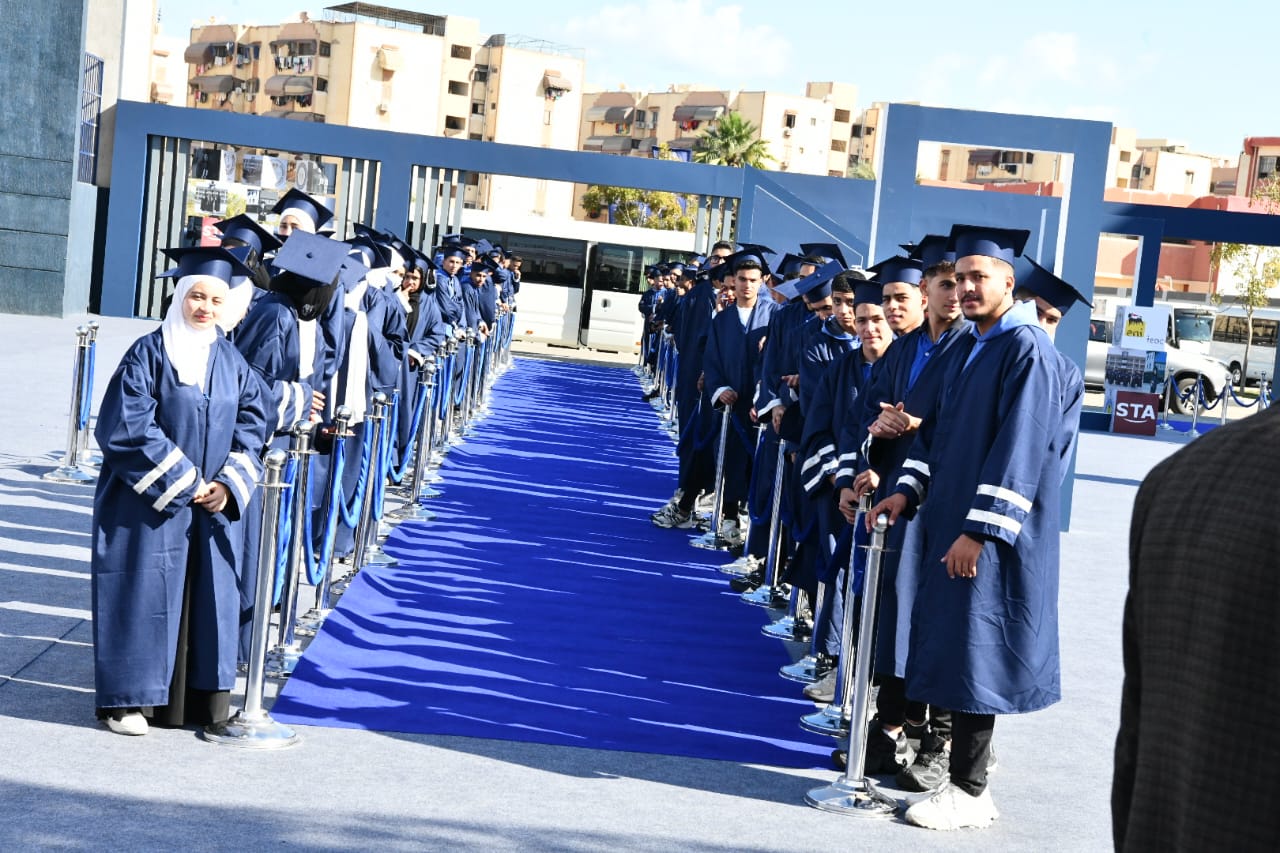 وزيرا البترول والتعليم يشهدان تخرج الدفعة الأولى من خريجى مدرسة ظٌهر للتكنولوجيا التطبيقية 5 وزيرا البترول والتعليم يشهدان تخرج الدفعة الأولى من خريجى مدرسة ظٌهر للتكنولوجيا التطبيقية