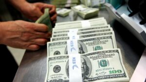 الدولار يتراجع لمستوى أقل من 49.50 جنيها للبيع والشراء في البنوك