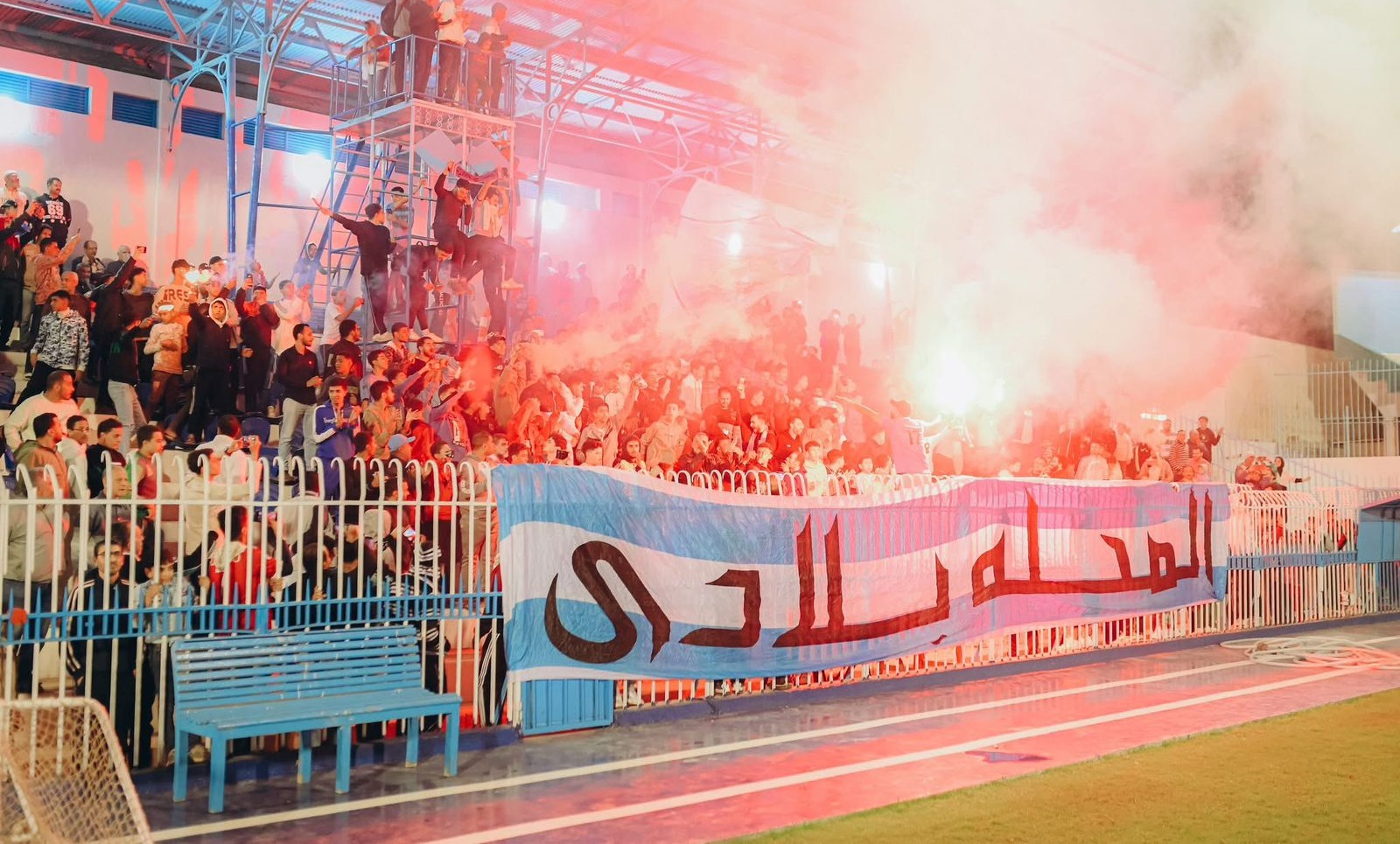 بالشماريخ.. الجماهير تشعل أجواء تدريب غزل المحلة قبل مواجهة الزمالك (صور) 1 بالشماريخ.. الجماهير تشعل أجواء تدريب غزل المحلة قبل مواجهة الزمالك (صور)
