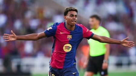 لامين يامال يقود هجوم برشلونة أمام ريال بيتيس في الدوري الإسباني