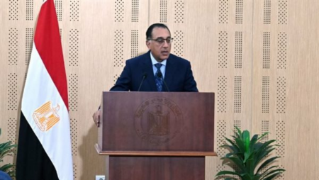 خلال زيارته بورسعيد.. رئيس الوزراء يتفقد مصنع إيمرلي لطباعة الأقمشة وقطع الليزر