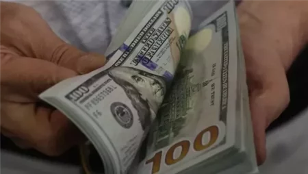 سعر الدولار اليوم الجمعة في البنوك بعدما كسر حاجو الـ 50 جنيها
