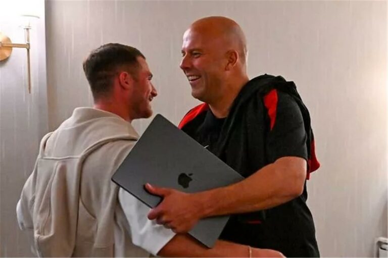 ماك أليستر يفتح باب الرحيل إلى الدوري الإسباني ويؤكد: سلوت أفضل من كلوب في ليفربول