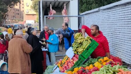 بالصور.. محافظ الجيزة يتابع انتظام فتح سوق اليوم الواحد بإمبابة وتوافد المواطنين عليه