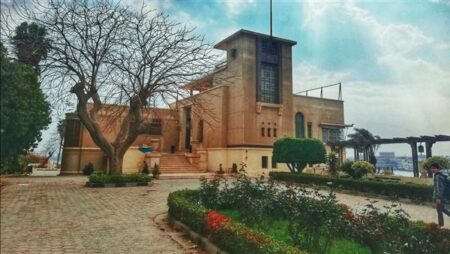 متحف ركن فاروق يعرض سجادة أثرية عليها صورة الأهرامات وأبو الهول