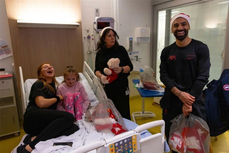 بقبعة بابا نويل.. محمد صلاح يشارك في الزيارة السنوية لمستشفى أطفال ليفربول (صور)