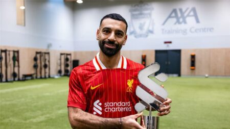 محمد صلاح يفوز بجائزة لاعب نوفمبر في ليفربول ويعترف: لقب الدوري الإنجليزي ليس سهلًا