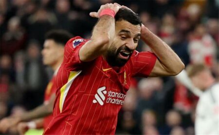 فيديو | بسبب الأنانية.. ثنائي ليفربول يثير غضب محمد صلاح في مباراة فولهام