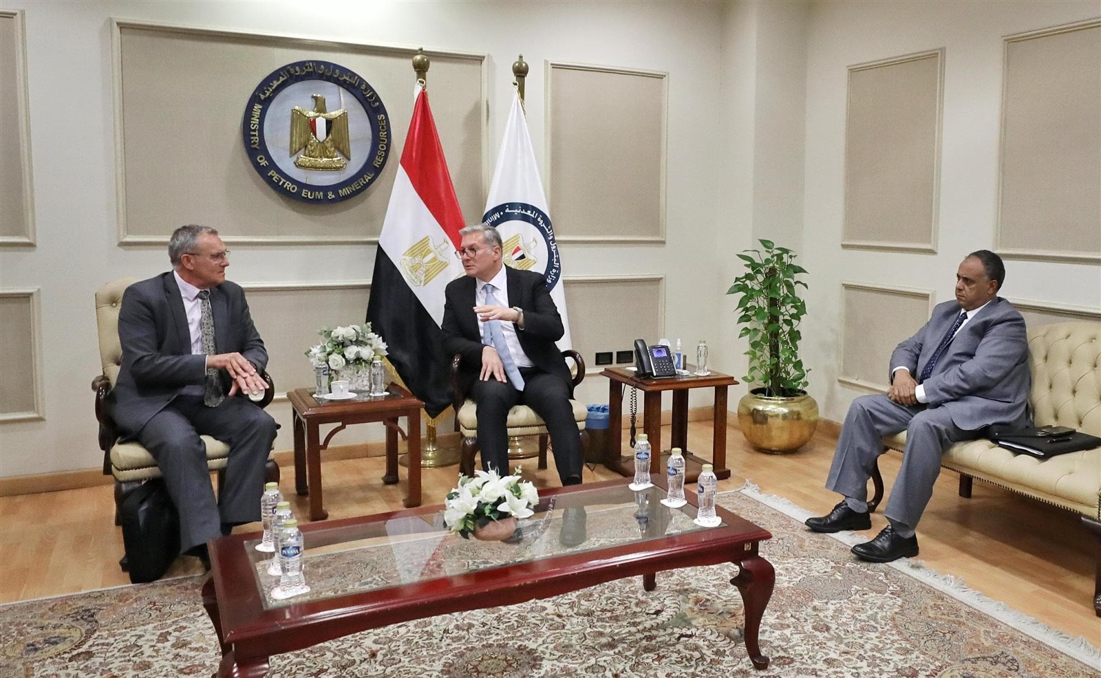 وزير البترول يبحث خطط شركة كايرون لزيادة استثماراتها في مصر 2 وزير البترول يبحث خطط شركة كايرون لزيادة استثماراتها في مصر