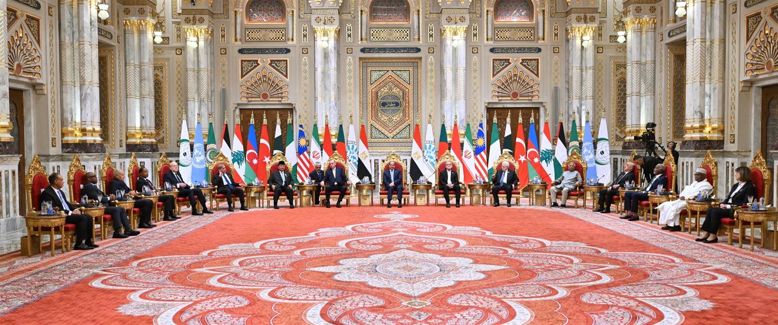 نشاط الرئيس السيسي في قمة الدول الثماني للتعاون الاقتصادي (فيديو وصور) 11 نشاط الرئيس السيسي في قمة الدول الثماني للتعاون الاقتصادي (فيديو وصور)