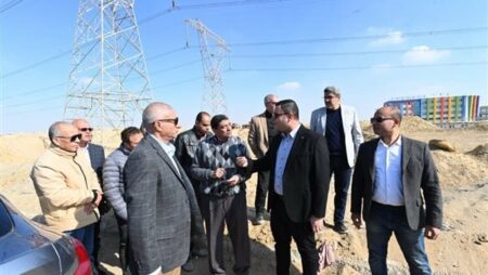 وزير الإسكان يوجه بحصر الأراضي الواقعة على جانبي الطرق بمدينة الشروق للاستفادة منها