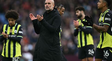 لاعب مانشستر سيتي يدخل في مشادة مع لاعبي أستون فيلا ويرد بسخرية على الجماهير