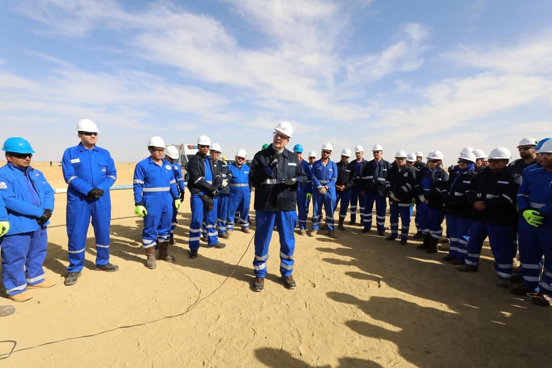 وزير البترول يتفقد موقع بدر 3 بمنطقة الصحراء الغربية 15 وزير البترول يتفقد موقع بدر 3 بمنطقة الصحراء الغربية