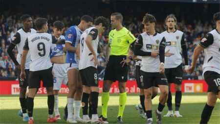 قبل مباراة ريال مدريد.. فالنسيا يقيل مدربه رسميًا لسوء النتائج