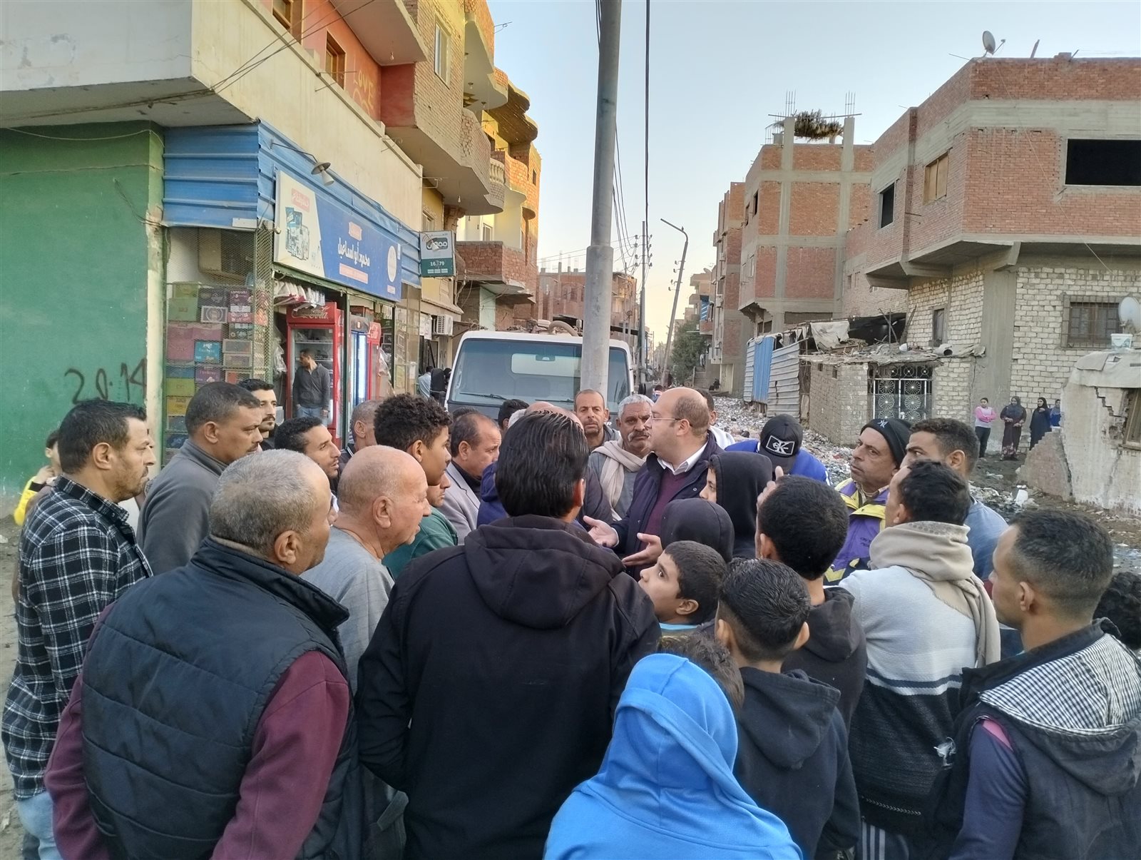نائب محافظ الجيزة يتابع أعمال تطهير مصرف الرزقة بقرية أبو صير 1 نائب محافظ الجيزة يتابع أعمال تطهير مصرف الرزقة بقرية أبو صير