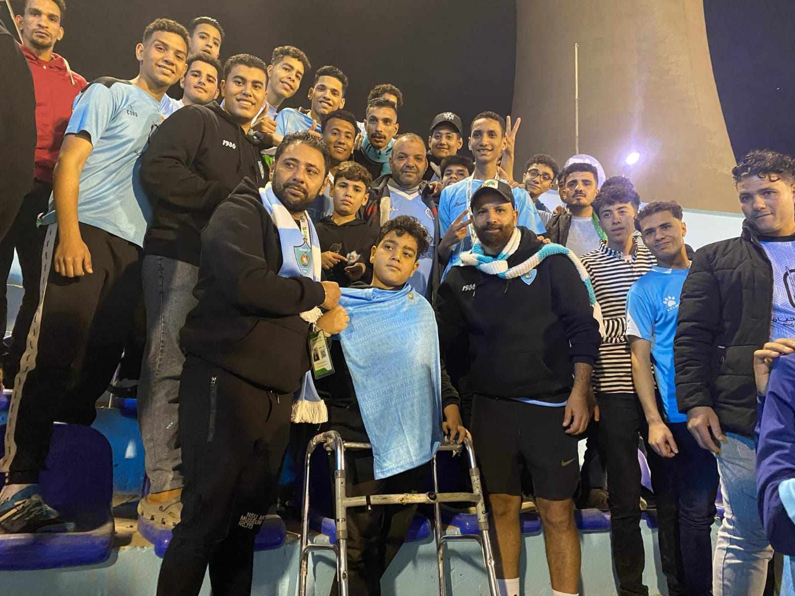 غزل المحلة يكرم الطفل بدر شعبان.. ورئيس النادي يهديه كرسيًا كهربائيًا| صور