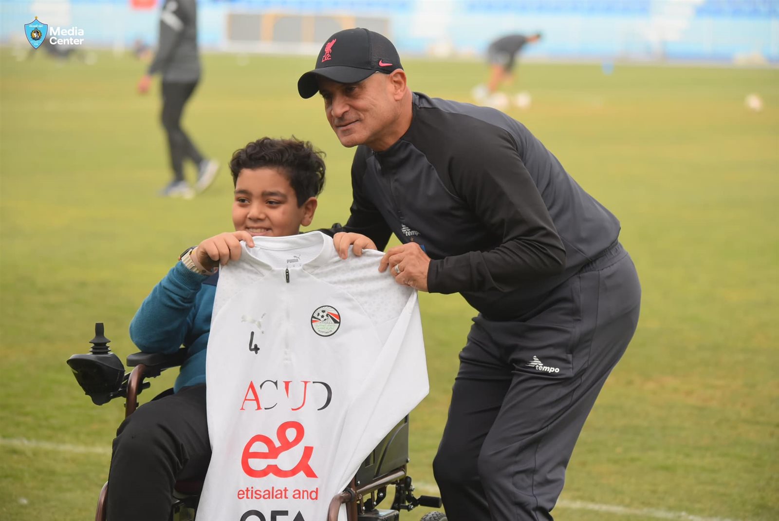 غزل المحلة يكرم الطفل بدر شعبان.. ورئيس النادي يهديه كرسيًا كهربائيًا| صور