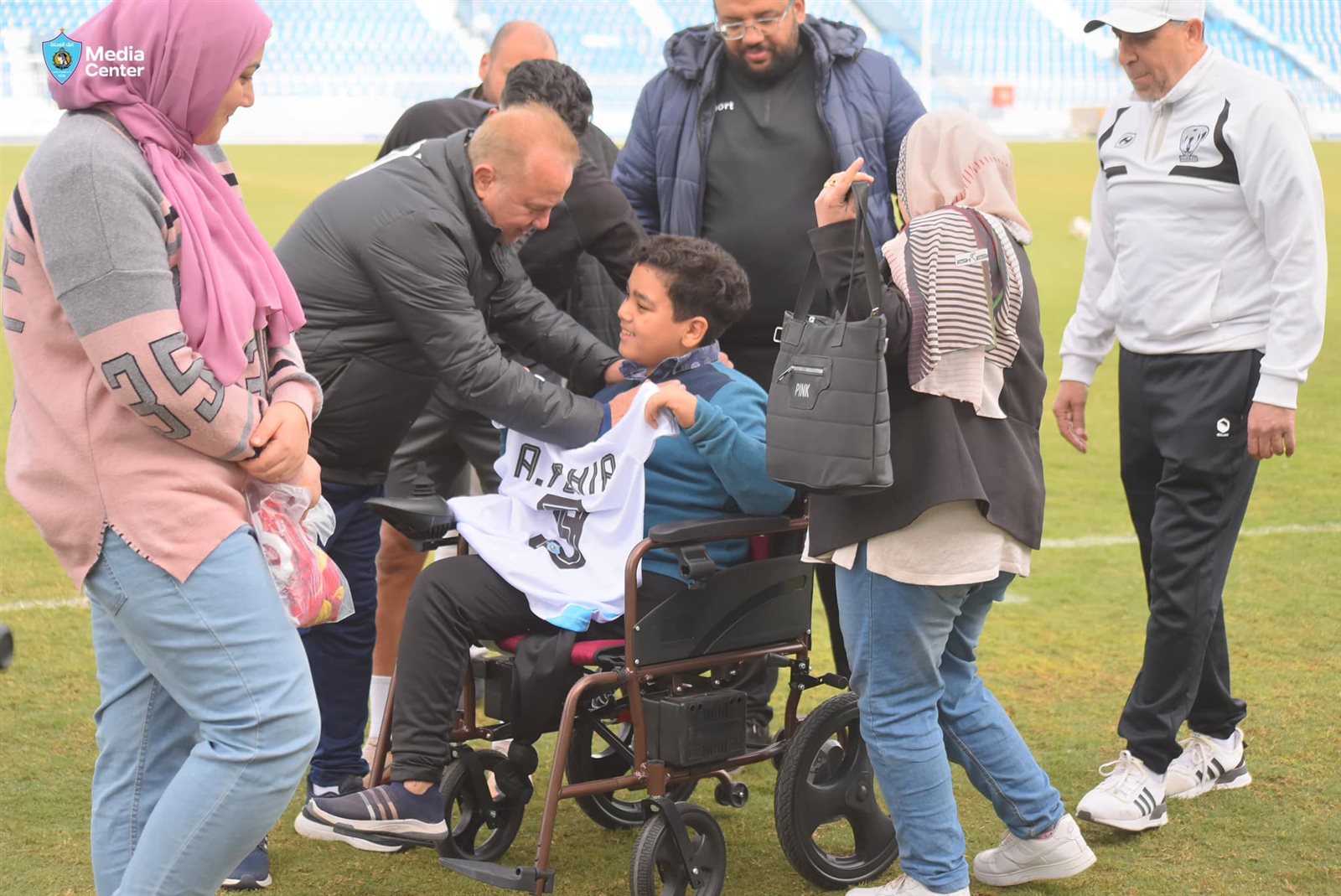 غزل المحلة يكرم الطفل بدر شعبان.. ورئيس النادي يهديه كرسيًا كهربائيًا| صور