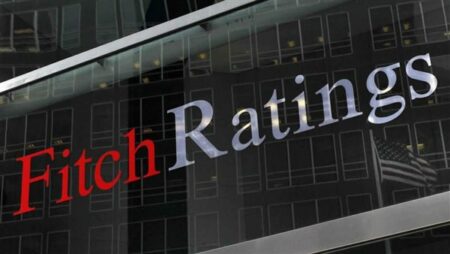 في تقرير لوكالة فيتش الائتمانية.. توقعات بتحسن اقتصادي وتعافي قطاعات الملاحة والخدمات والسياحة بمصر