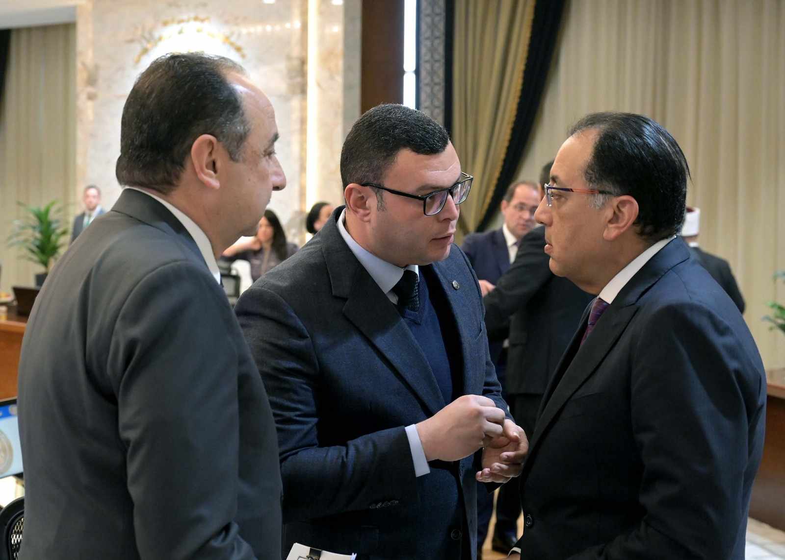 خلال لقائه عددًا من المستثمرين.. رئيس الوزراء يستمع لبعض الآراء المهمة ويُعقب عليها 16 خلال لقائه عددًا من المستثمرين.. رئيس الوزراء يستمع لبعض الآراء المهمة ويُعقب عليها