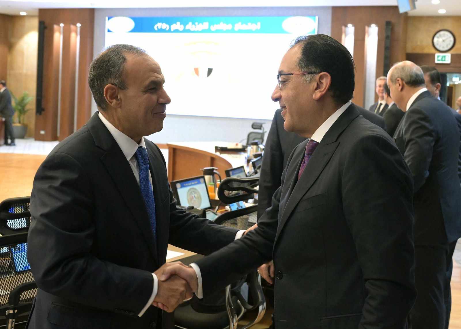 خلال لقائه عددًا من المستثمرين.. رئيس الوزراء يستمع لبعض الآراء المهمة ويُعقب عليها 20 خلال لقائه عددًا من المستثمرين.. رئيس الوزراء يستمع لبعض الآراء المهمة ويُعقب عليها