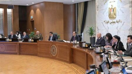 خلال لقائه عددًا من المستثمرين.. رئيس الوزراء يستمع لبعض الآراء المهمة ويُعقب عليها