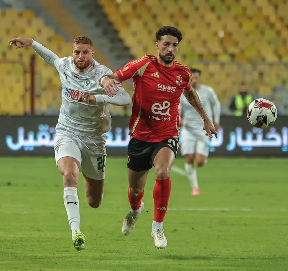 الأهلي يهزم المصري بثنائية في مواجهة مثيرة بالدوري 9 الأهلي يهزم المصري بثنائية في مواجهة مثيرة بالدوري