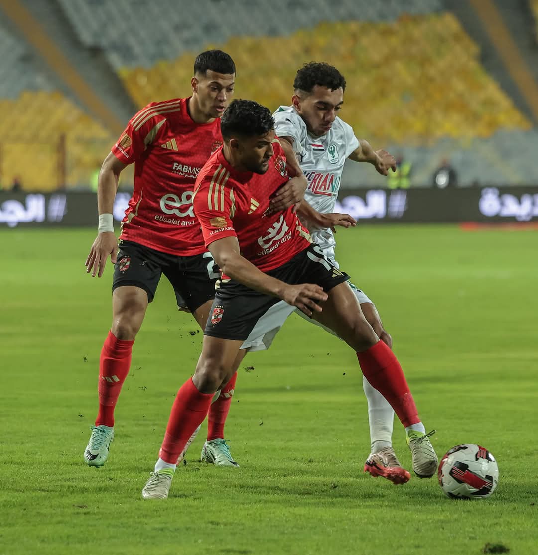 الأهلي يهزم المصري بثنائية في مواجهة مثيرة بالدوري 10 الأهلي يهزم المصري بثنائية في مواجهة مثيرة بالدوري