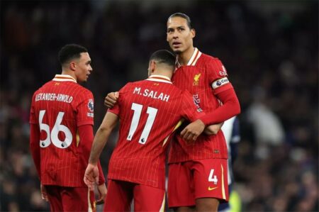 أسطورة مانشستر يونايتد ينصح محمد صلاح وثنائي ليفربول بعدم التجديد