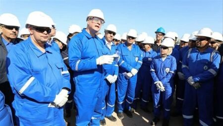 وزير البترول يتفقد أعمال الحفار البترولي البرى "MDC4" برأس غارب