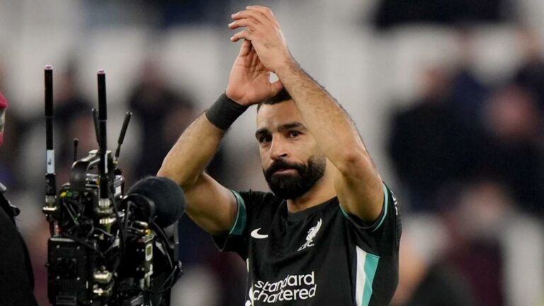 محمد صلاح يهدي قميصه لمحلل بي إن سبورت بين شوطي مباراة ليفربول ووست هام (فيديو)
