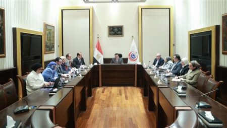وزير الصحة يعقد اجتماعاً لتخفيض وتوحيد أسعار الكشف عن المواد المخدرة للعاملين بالدولة