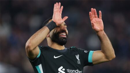 ديلي ميل: محمد صلاح المتجهم مع كلوب تحول لصاحب اللمسة الحريرية أمام وست هام