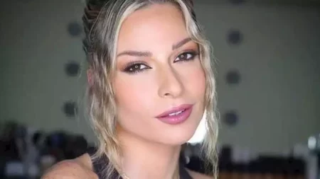 قناع على وجهها.. باميلا الكيك بإطلالة غريبة في حفل جوائز "الموريكس دور"