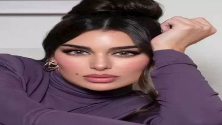 بالصور.. ياسمين صبري تعدل فستانها ليصبح محتشماً في مهرجان البحر الأحمر