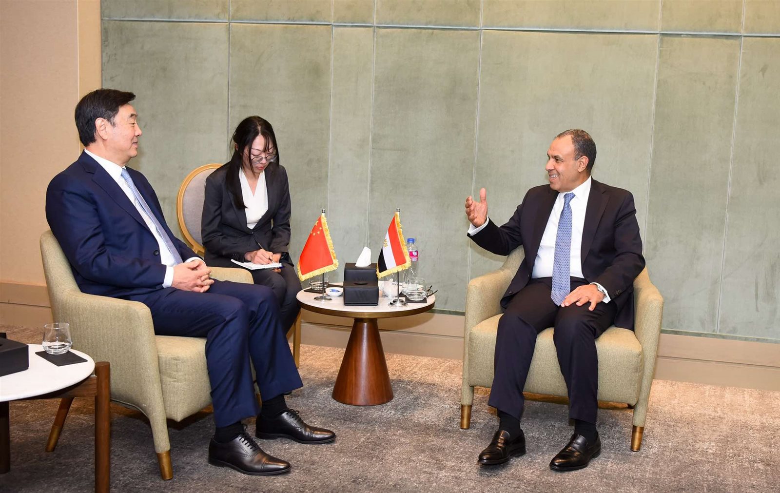 وزير الخارجية والهجرة يلتقي مع مبعوث الصين للشرق الأوسط 4 وزير الخارجية والهجرة يلتقي مع مبعوث الصين للشرق الأوسط