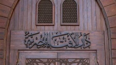 ما حكم الفتح على المصلي من شخص خارج الصلاة؟.. الإفتاء توضح